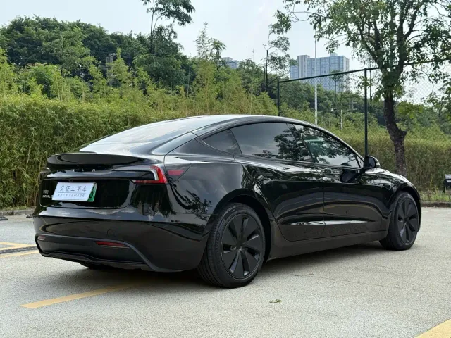 Tesla Model 3 — Фото автомобиля 11