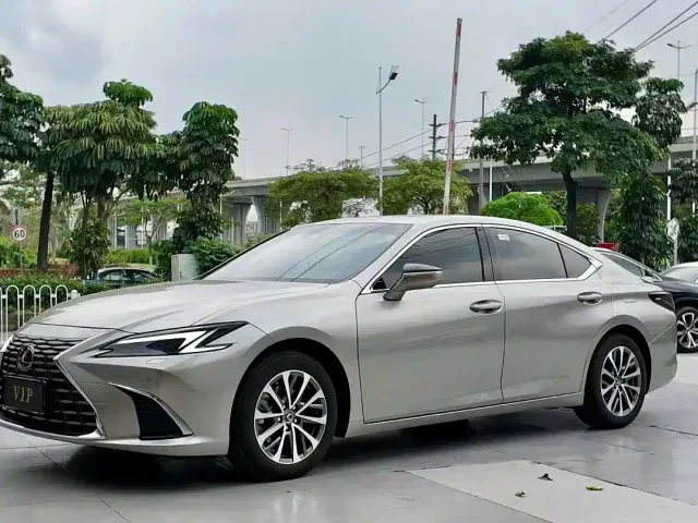 Lexus ES — Фото автомобиля 9