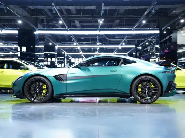 Aston Martin V8 Vantage — Фото автомобиля 3