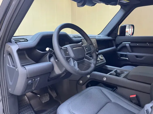 Land Rover Defender — Фото автомобиля 10