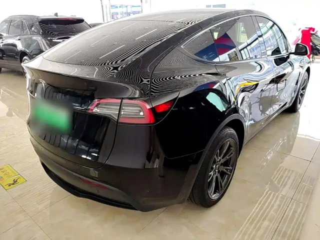 Tesla Model Y — Фото автомобиля 6
