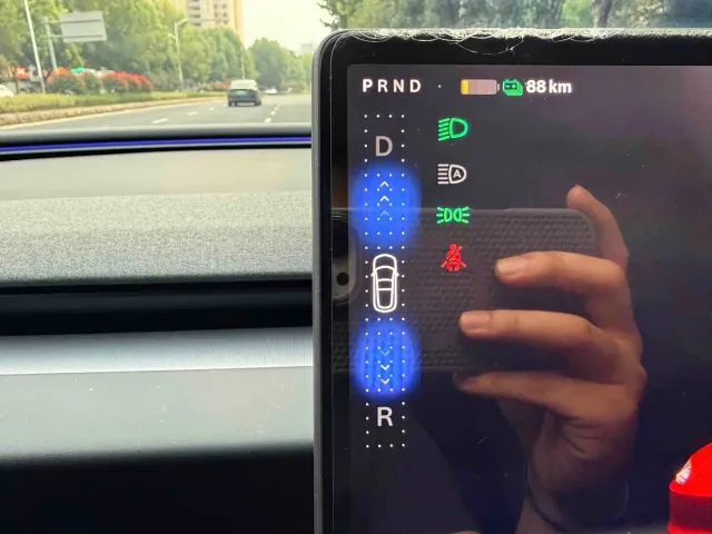 Tesla Model 3 — Фото автомобиля 17