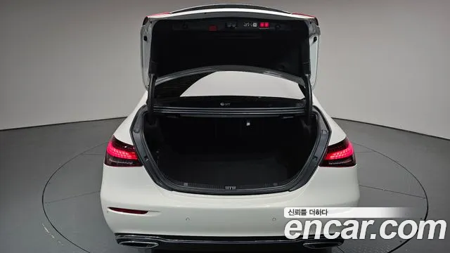 Mercedes-Benz E-Class — Фото автомобиля 29