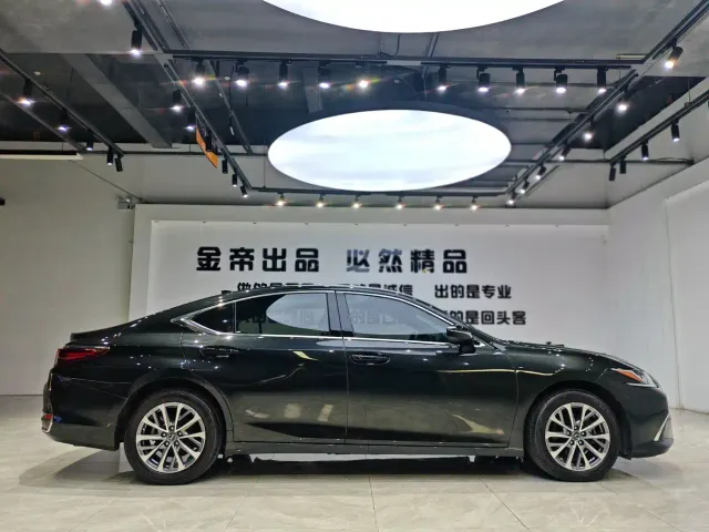Lexus ES — Фото автомобиля 13