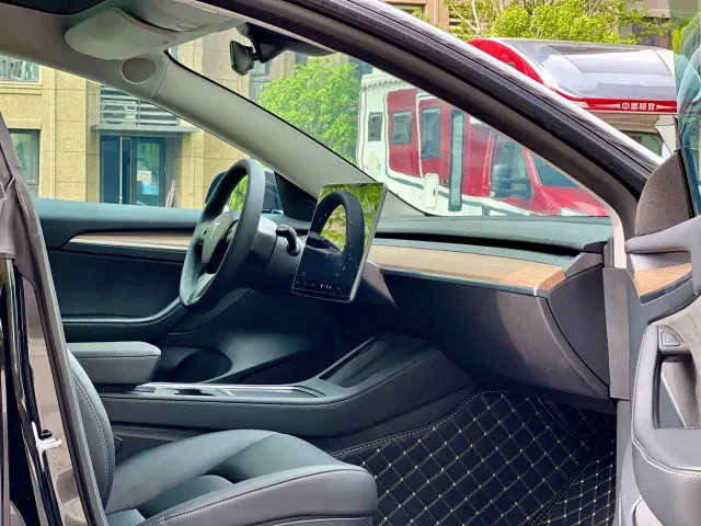 Tesla Model 3 — Фото автомобиля 10