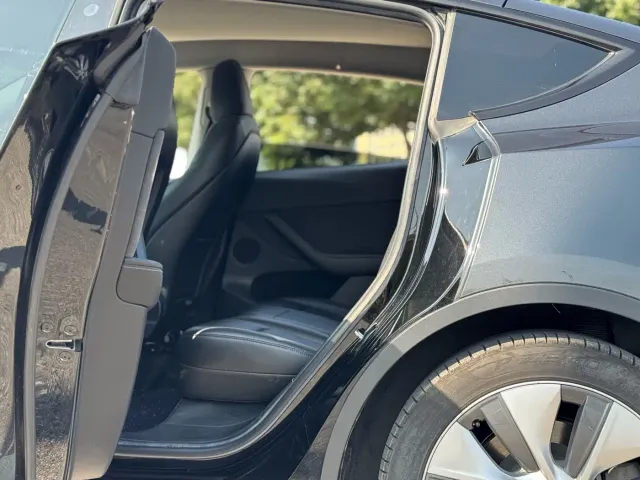 Tesla Model Y — Фото автомобиля 12
