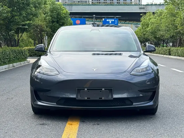 Tesla Model 3 — Фото автомобиля 2