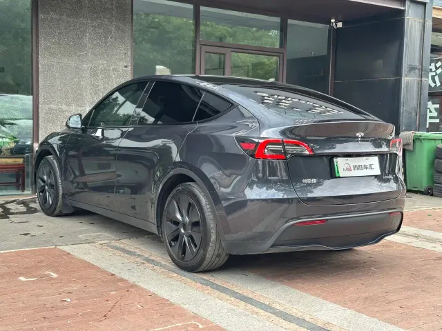 Tesla Model Y — Фото автомобиля 6