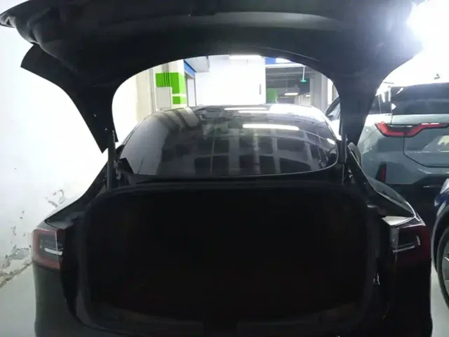 Tesla Model 3 — Фото автомобиля 18