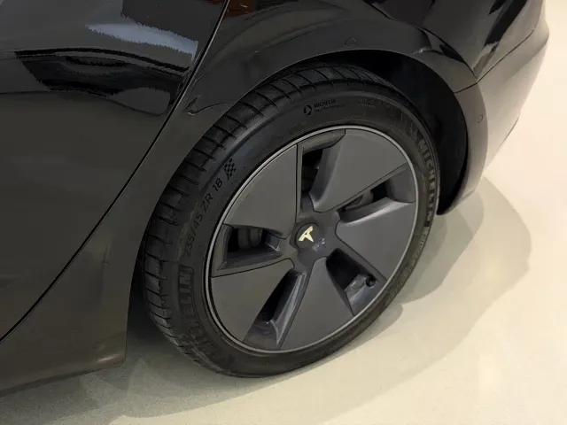 Tesla Model 3 — Фото автомобиля 7