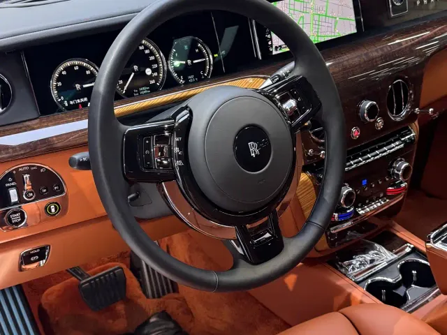 Rolls-Royce Phantom — Фото автомобиля 11