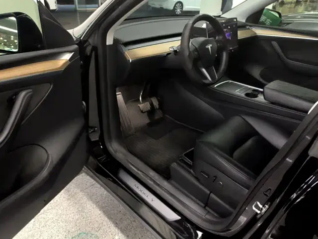 Tesla Model Y — Фото автомобиля 18