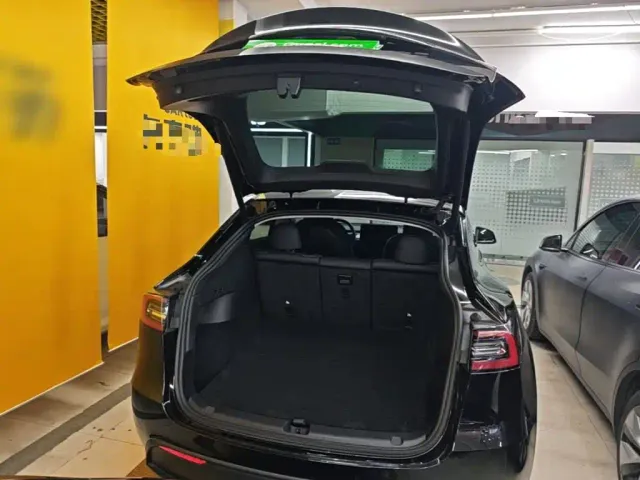 Tesla Model Y — Фото автомобиля 18
