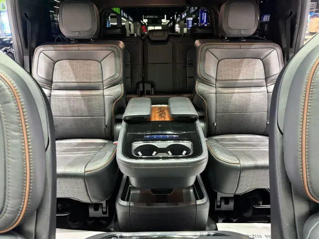 Lincoln Navigator — Фото автомобиля 20