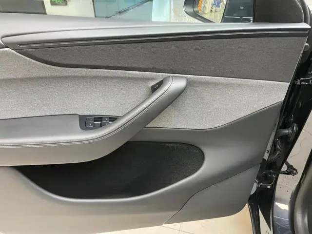 Tesla Model Y — Фото автомобиля 14