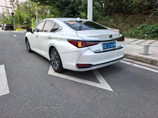 Lexus ES — Фото автомобиля 10