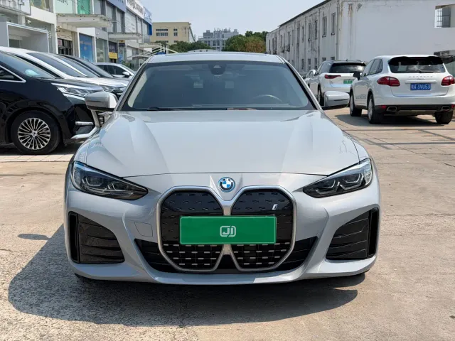 BMW i4 — Фото автомобиля 2
