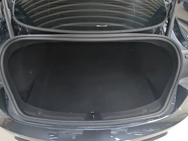 Tesla Model 3 — Фото автомобиля 18