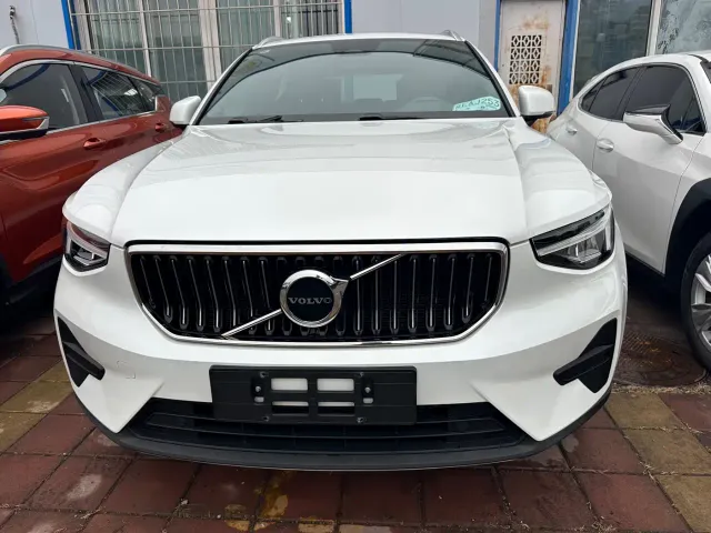 Volvo XC40 — Фото автомобиля 2