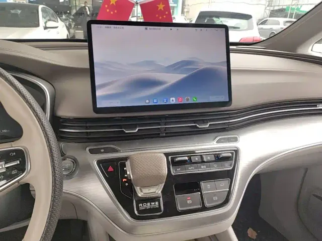 Roewe iMAX8 — Фото автомобиля 12