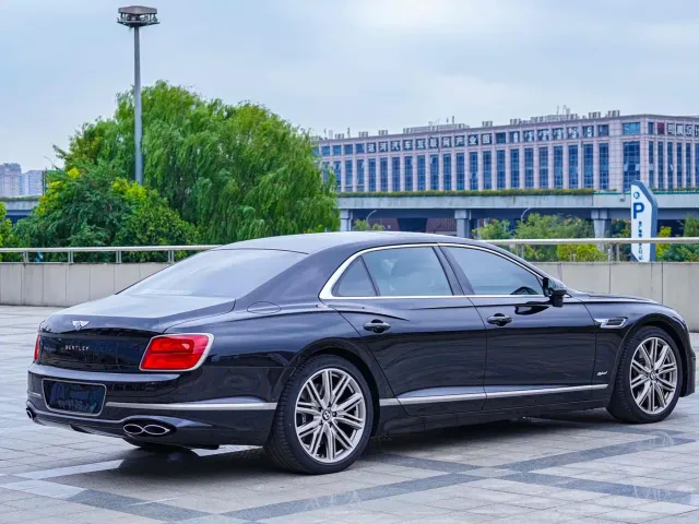 Bentley Flying Spur — Фото автомобиля 4