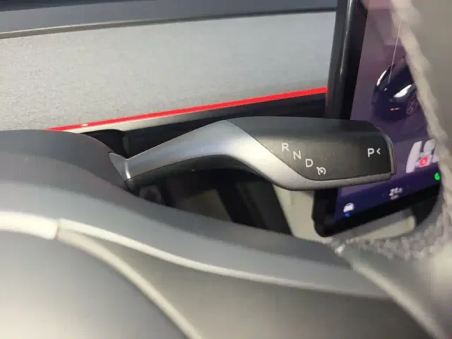 Tesla Model Y — Фото автомобиля 13