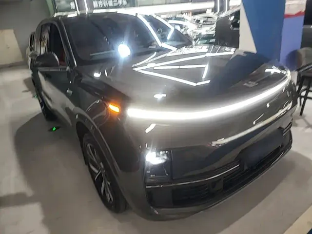 Li Auto L8 — Фото автомобиля 3