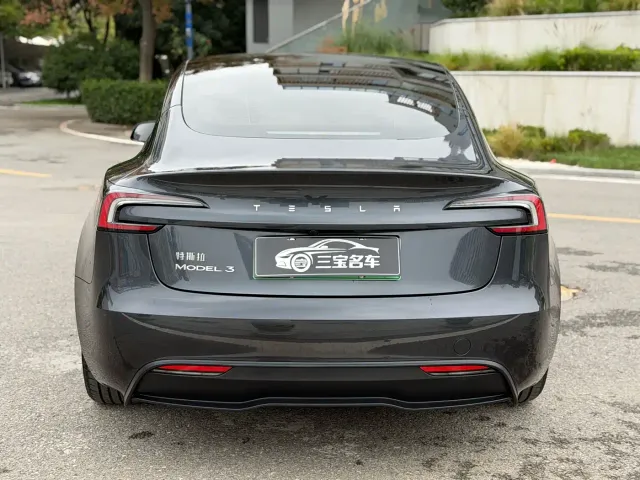 Tesla Model 3 — Фото автомобиля 8
