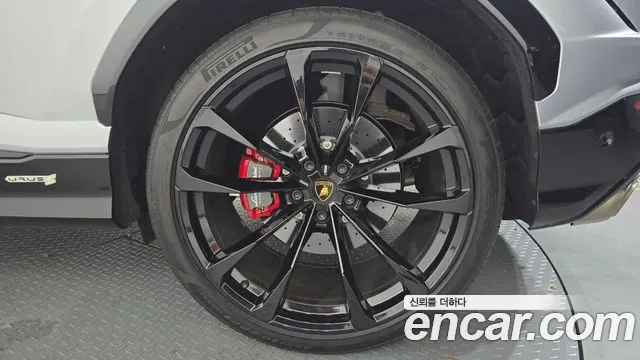 Lamborghini Urus — Фото автомобиля 17