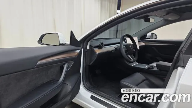 Tesla Model 3 — Фото автомобиля 10