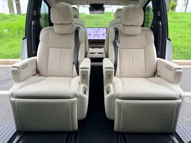 Li Auto MEGA — Фото автомобиля 12