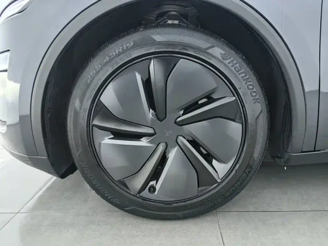 Tesla Model Y — Фото автомобиля 17