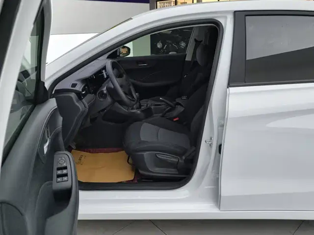 Roewe i5 — Фото автомобиля 9