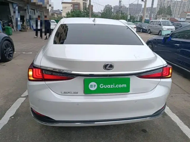 Lexus ES — Фото автомобиля 5