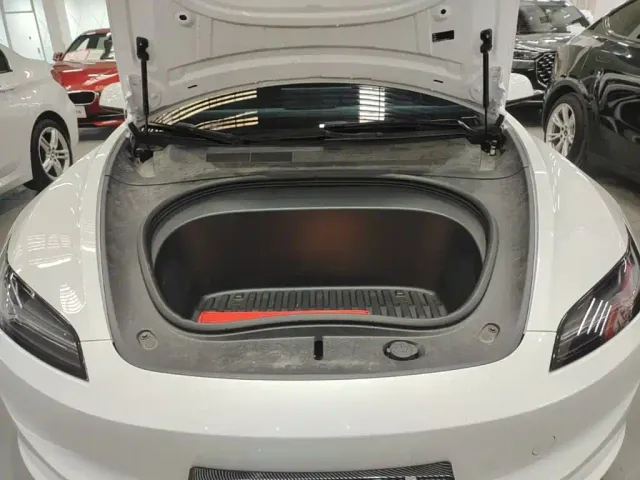 Tesla Model 3 — Фото автомобиля 19
