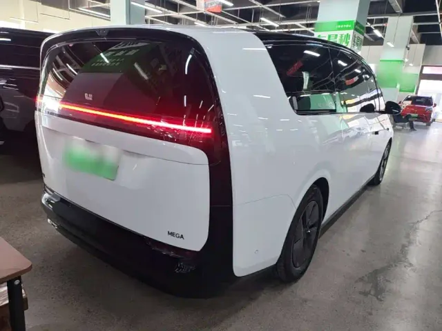 Li Auto MEGA — Фото автомобиля 6