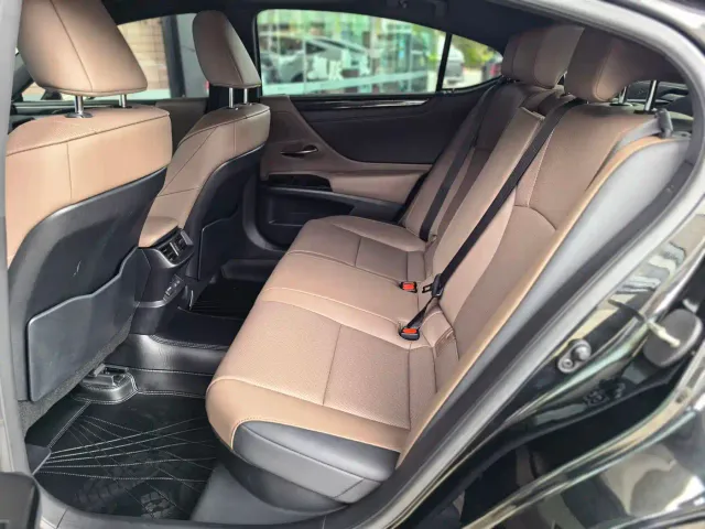 Lexus ES — Фото автомобиля 12