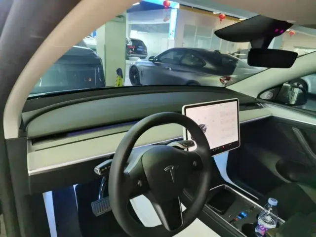 Tesla Model Y — Фото автомобиля 9