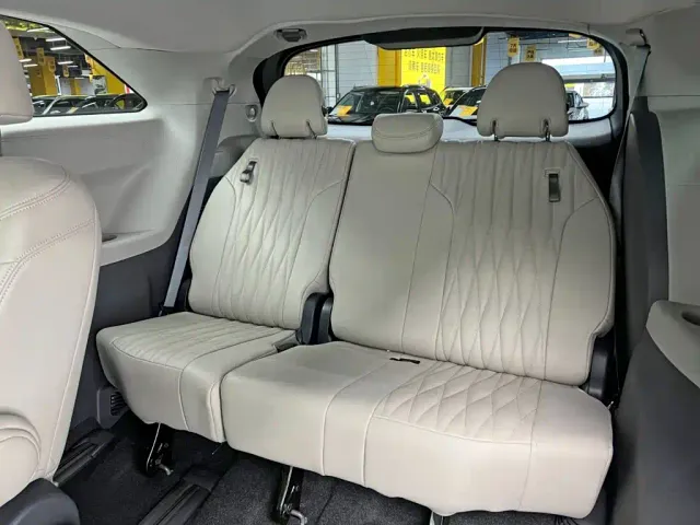 Toyota Sienna — Фото автомобиля 16
