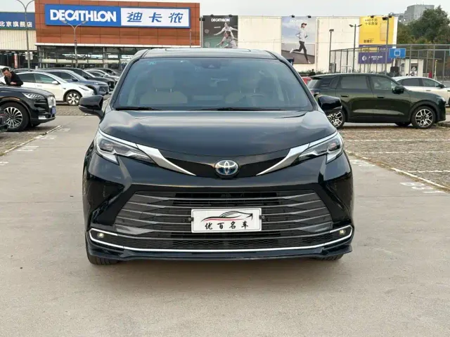 Toyota Sienna — Фото автомобиля 2