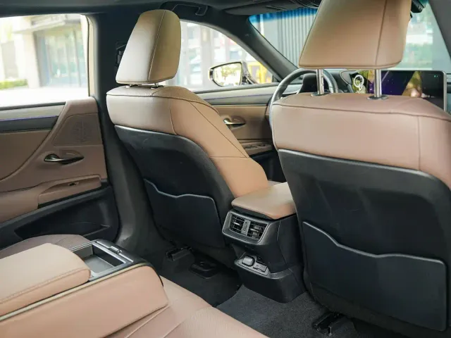 Lexus ES — Фото автомобиля 14
