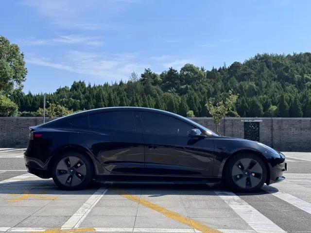 Tesla Model 3 — Фото автомобиля 4