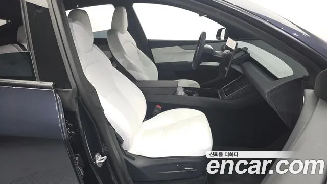 Tesla Model Y — Фото автомобиля 17