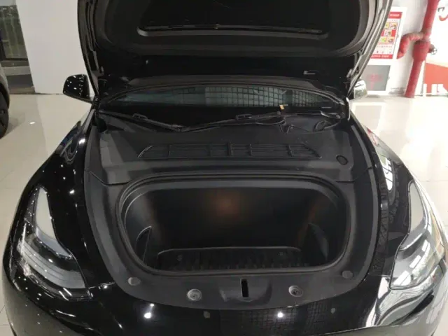 Tesla Model Y — Фото автомобиля 19