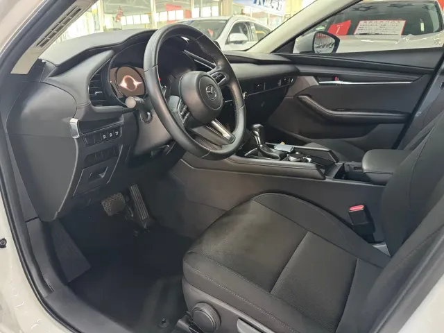 Mazda Axela — Фото автомобиля 7