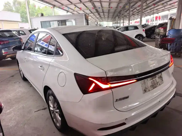 Roewe i5 — Фото автомобиля 4