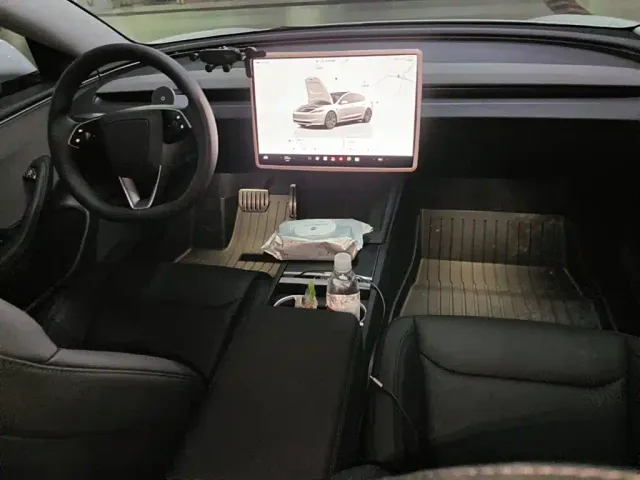 Tesla Model 3 — Фото автомобиля 12