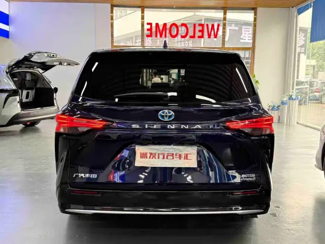Toyota Sienna — Фото автомобиля 8