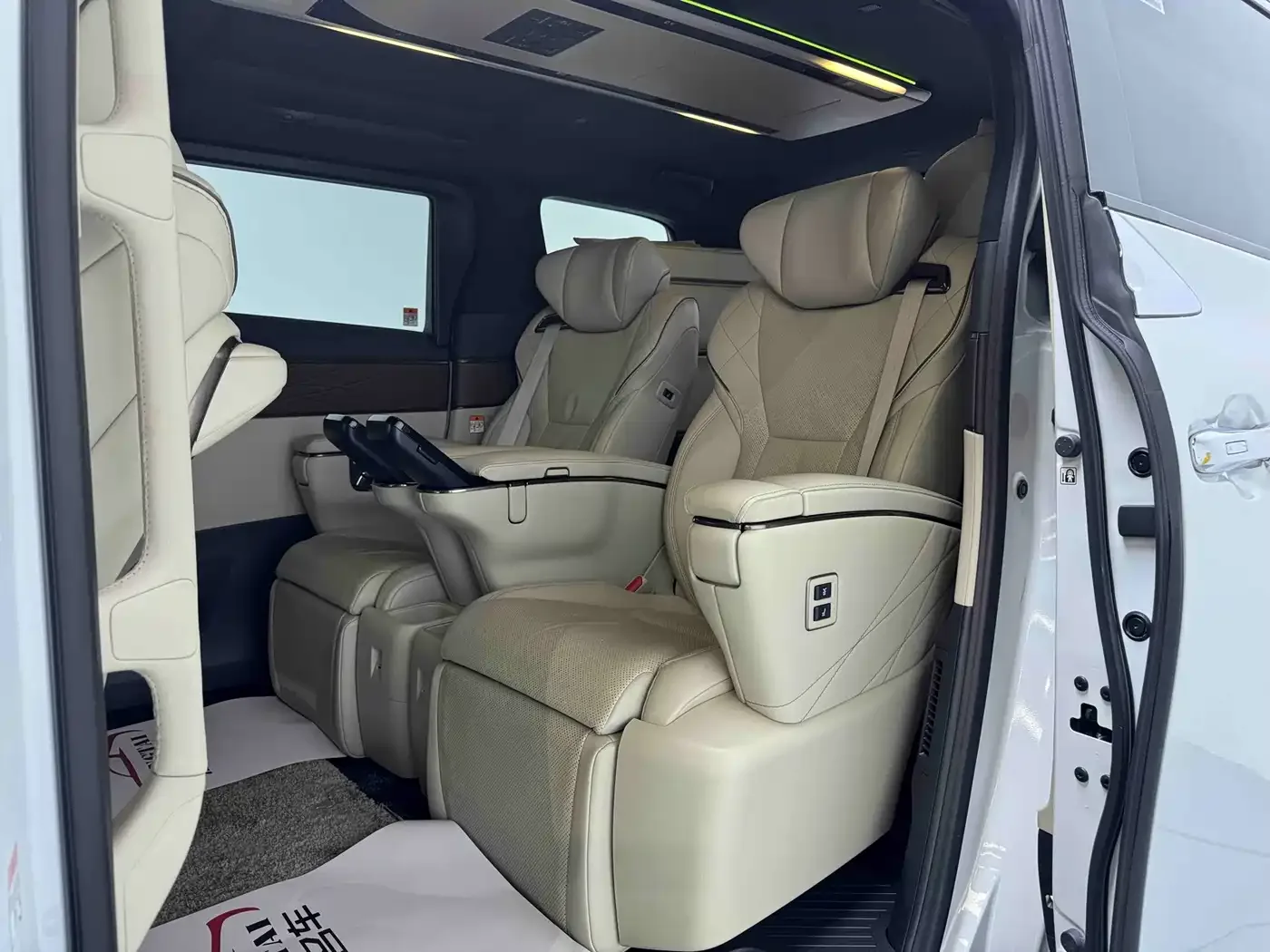 Toyota Alphard 2024 Hybrid 2.5L Ultimate Enjoyment Edition — Фото автомобиля 14