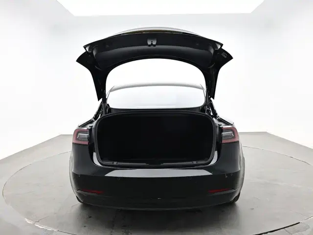 Tesla Model 3 — Фото автомобиля 10